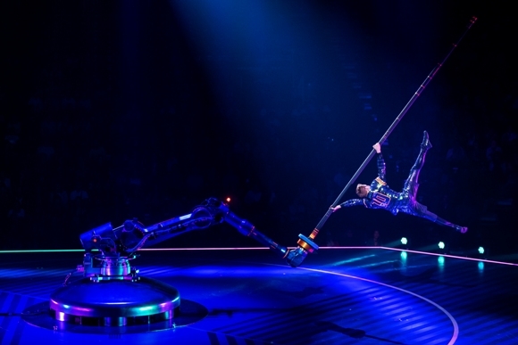 Messi10 by Cirque du Soleil: UliK Robotic Premiere Cirque du Soleil (2019). Copyright: Messi10 by Cirque du Soleil.