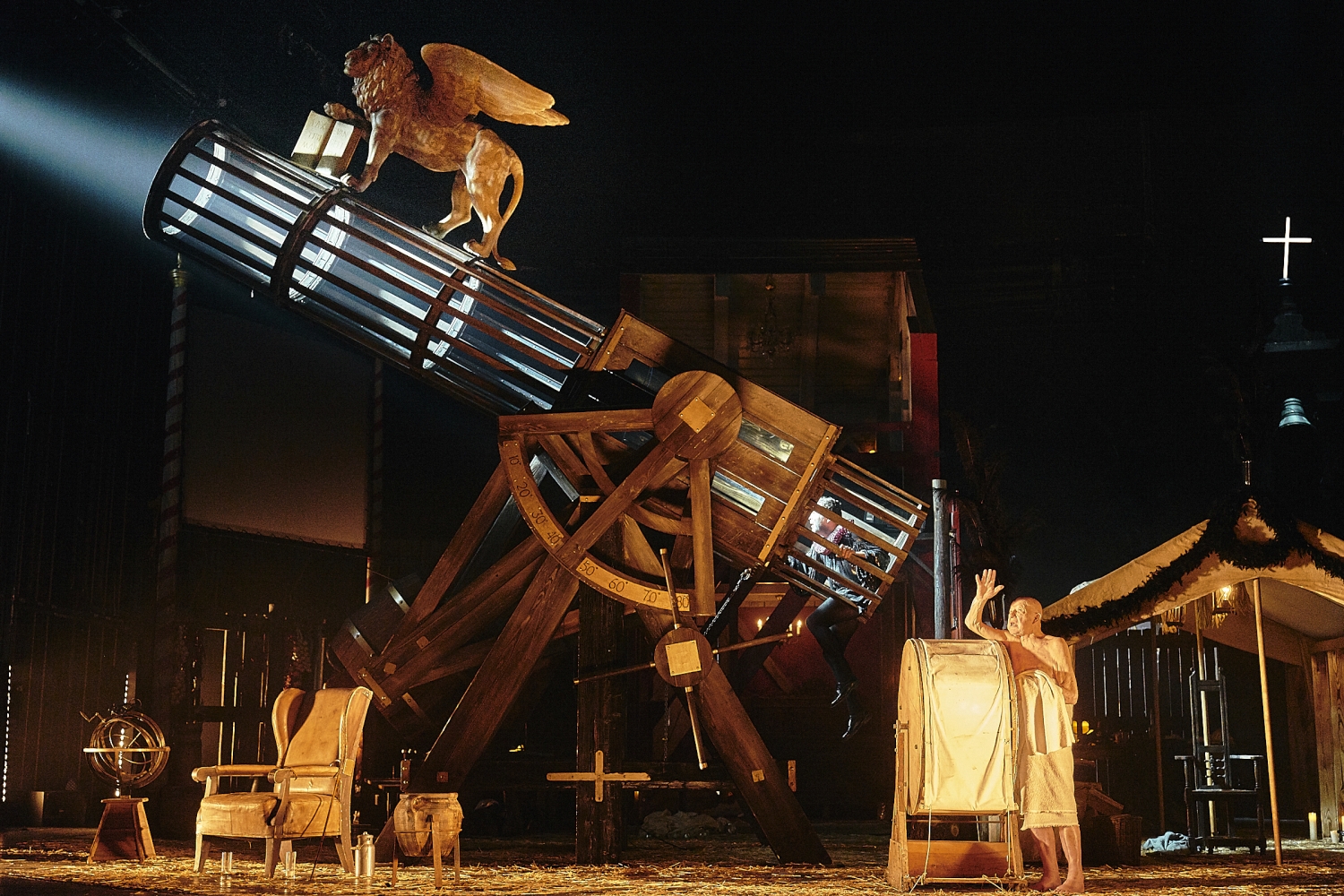 Performance of Brecht's play Galileo Galilei in the production of Frank Castorf (2018). Photo: Matthias Horn.